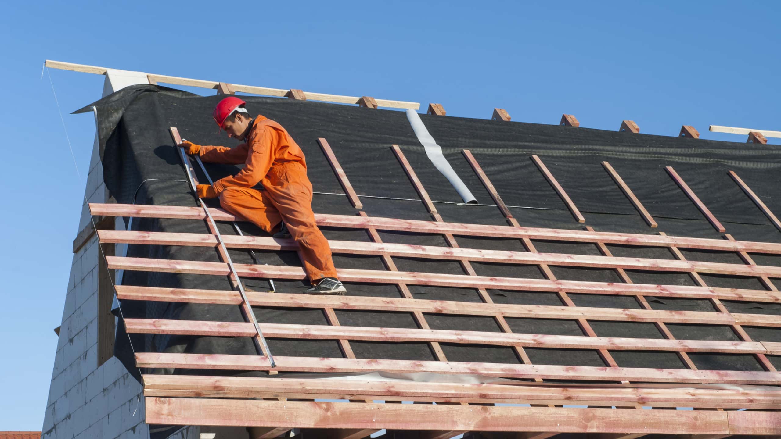 What Are the Advantages of Hiring a Professional Roofer